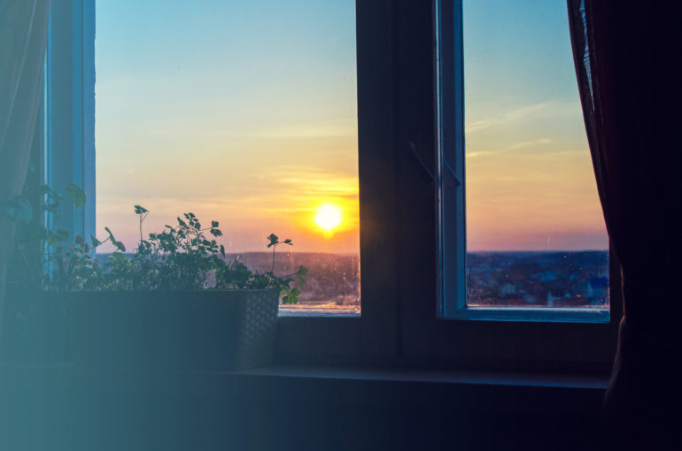 Blick aus dem Fenster auf einen Sonnenuntergang